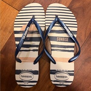 Havaianas • NEW Navy and Cream Flip Flops • Size 7/8